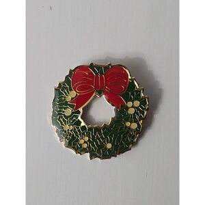 VINTAGE GREEN & RED ENAMEL GOLD TONE CHRISTMAS WREATH‎ BROOCH PIN